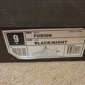 GLOBE skate shoes men's size 9 new in box